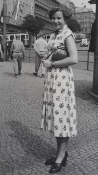 Alice Mayerová na výletě v Praze - v šatech, které si sama ušila. Rok 1955