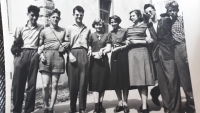 Alice Mayerová - třetí zprava - na snímku z roku 1951 se spolužáky ze střední průmyslové školy