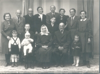 Rodinné foto – matka Věra a otec Bohuslav zcela vlevo, u nich malý Bohuslav, přibližně 1947