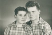 Bohuslav Čtvrtečka (vpravo) s bratrem Pavlem, přibližně 1955
