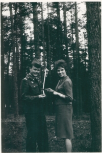 S budoucí manželkou Jarmilou stříhá metr – konec vojny, 1963
