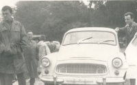 Na svatbu přijeli kolegové z automobilky, Bohuslav Čvrtečka vpravo, 1964