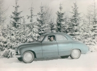 Maminka Věra za volantem rodinné škodovky v Orlických horách, šedesátá léta