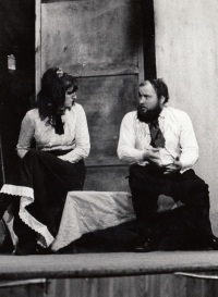 Viktor Spousta a Zdena Žárská při premiéře Havlovy hry Žebrácká opera v roce 1975