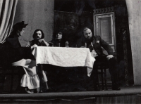 Zprava Viktor Spousta, Jiří Reidinger, Linda Michalová, Žebrácká opera, 1975 