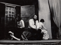 Zleva Z. Žďárská, V. Spousta, L. Michalová, Žebrácká opera, 1975