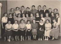 Margit první sedící zleva, po státnici z těsnopisu a psaní na stroji na Střední ekonomické škole Trutnov, 1956