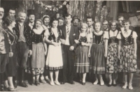 Margit čtvrtá zleva, divadelní spolek německých divadelníků, 1956