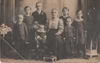 Tatínek Friedrich první zleva stojící s maminkou Amálií Kirchschlagerovou, vdovou, matkou sedmi dětí, 1914