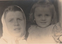 S maminkou, Vrchová, asi 1942