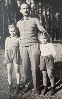 Rodina na výletě, březen 1949.
Zleva: Miloš Mádr mladší, Miloš Mádr starší, Svatava Mádrová