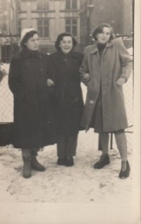 Margit uprostřed s kamarádkami, Trutnov, 1956