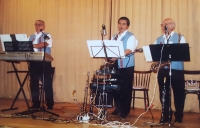 Při hře na saxofon se současnou kapelou 