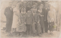 Rodina maminky Vilemíny: zleva bratr Josef, maminka Vilemína, tatínek Friedrich, sourozenci maminky s partnery, Vrchová, asi 1935