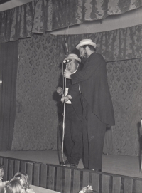 Viktor Spousta a Karel Rakušan (vlevo), vystoupení pro zaměstnance drůbežáren Xaverov, 1970–1975