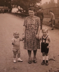 S bratrem a maminkou, Václav vlevo, rok 1944