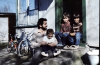 Na Dolech u babičky (zleva Milan, Vojta, Matěj, Ondřej), 1987