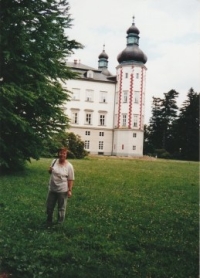 U vrchlabského zámku, 2003