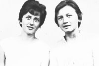 Anna Macková (vlevo) s kamarádkou, rok 1964