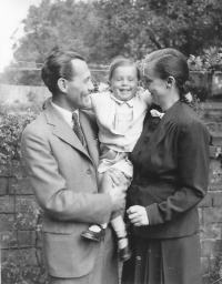 Dvouletá Anna s rodiči Eduardem a Martou Goldstückerovými v Oxfordu