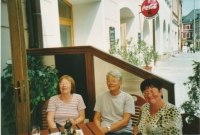 Margit vlevo se sestřenicí z NSR uprostřed, vpravo sestra Marta, Hradec Králové, 1995