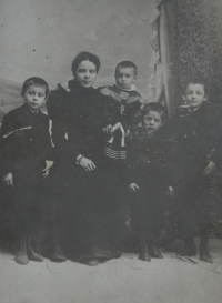 Anna Hatlová (babička pamětnice) s dětmi