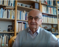 Slavoj Brichcín při nahrávání rozhovoru s žáky z projektu Příběhy našich sousedů (prostřednictvím online videohovoru)