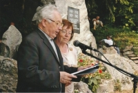Na Strážném při odhalování pamětní desky původním obyvatelům s panem farářem Skalským, 2006