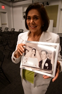 Ileana Puig mostrando la foto de su boda con Ramón Puig durante la entrevista en Miami 2021. 