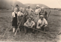 Rodiče uprostřed vypomáhali v JZD, asi 1950