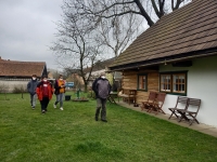 Pamětník provází žáky po rodinném statku v Habrkovicích