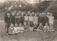 Margit stojící pátá zleva, fotografie ze druhé třídy, Bernartice, 1947