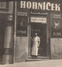 Řezník Josef Horníček st. před svým podnikem na Dolním náměstím v Humpolci