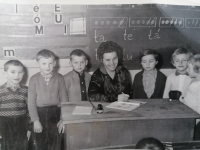 Paní Čežíková jako třídní učitelka v I. A  v roce 1962