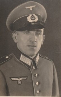Otec ve slavnostní německé uniformě, 1943