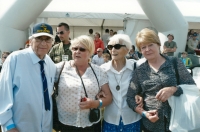 Na letišti v Hradci Králové se sestrou Marií (druhá zleva) a Hanou Fajtlovou (třetí zleva) 