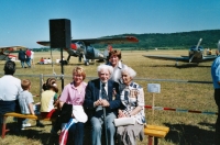 Na letišti v Mladé Boleslavi s Františkem Fajtlem a jeho ženou Hanou, vzadu stojí Evina maminka Marie Hrubá