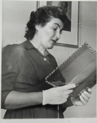 Jiřina Vašíčková jako matrikářka v Čisovicích