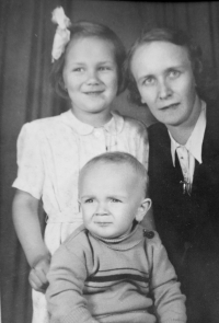 Se sestrou a maminkou, Plzeň, 1949