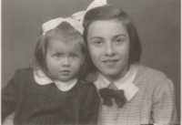 Margit vpravo se sestrou, asi 1951