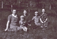 Jiří Poláček s bratrem Ivem, babičkou Steinerovou, tetou Marií a sestřenicí Dášou na zahradě v Sadské 1941