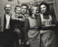 Vincenc Langer se synem, rodiče a manželka Stanislava, 1960