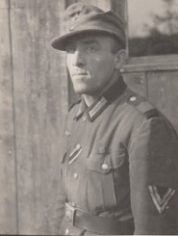 Otec v běžné německé uniformě, 1942