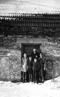 Eva Sikorová s rodiči a sourozenci před chlévem v Návsí Jasení / 1947