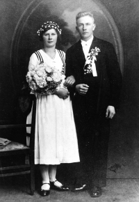 Svatba rodičů pamětnice Anny a Pavla / 1932