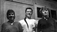 Eva Sikorová (úplně vpravo) s kamarádkami / 50. léta