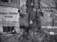 Mladší sestry pamětnice Helena a Anna