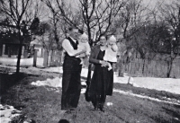 Pamětnice s rodiči a bratrem dvojčetem / 1942