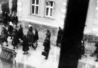 Shromáždění polských rodin v Jablunkově před nuceným vyvezením do Německa / 1942