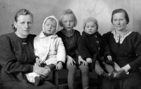 Pamětnice (v bílém kabátku) s matkou, tetou a sourozenci / 1943